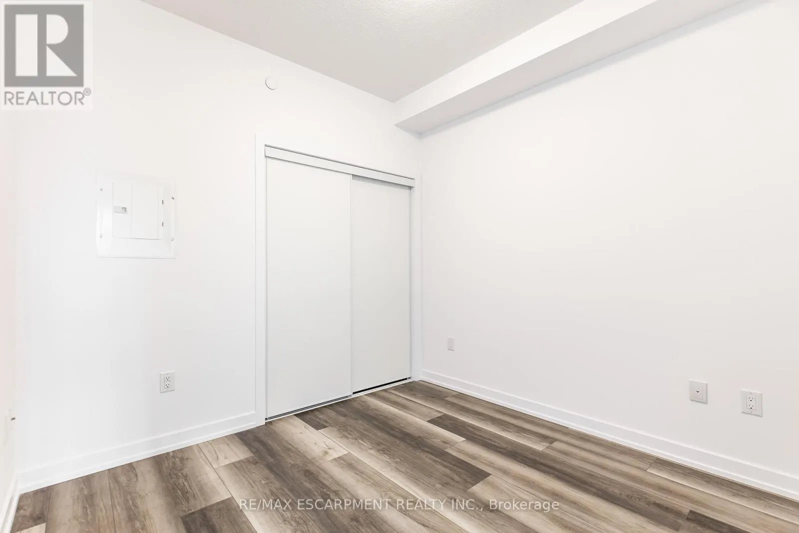 318 - 450 DUNDAS STREET
