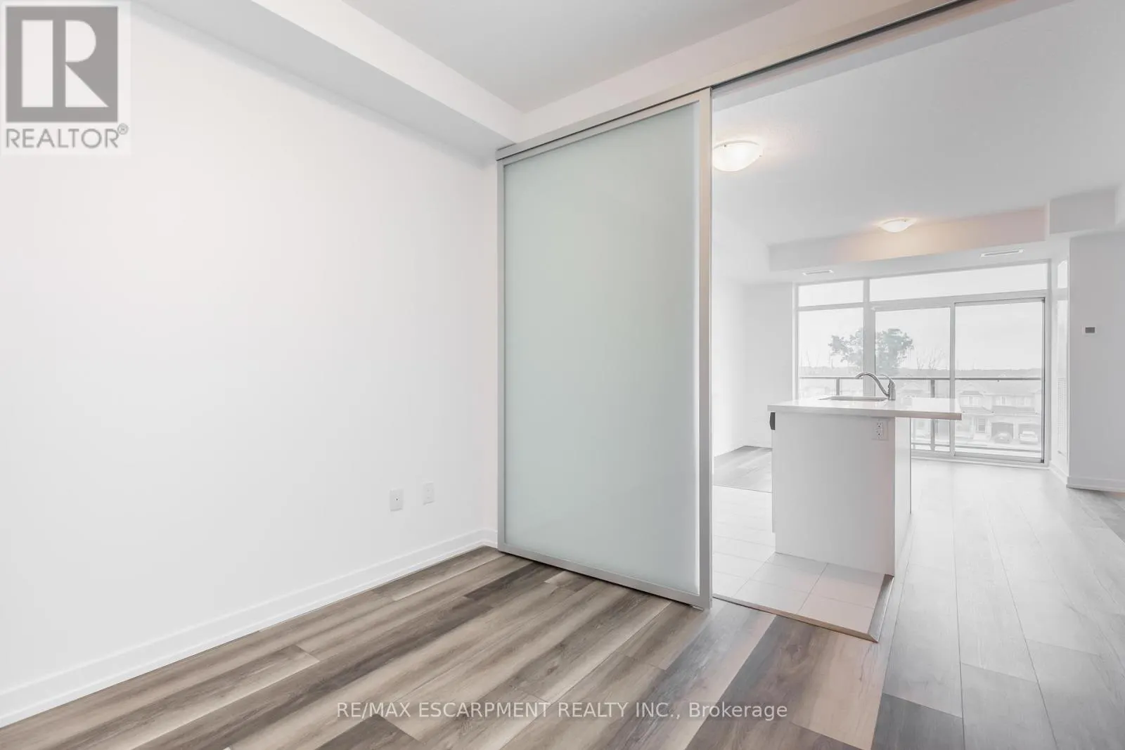 318 - 450 DUNDAS STREET