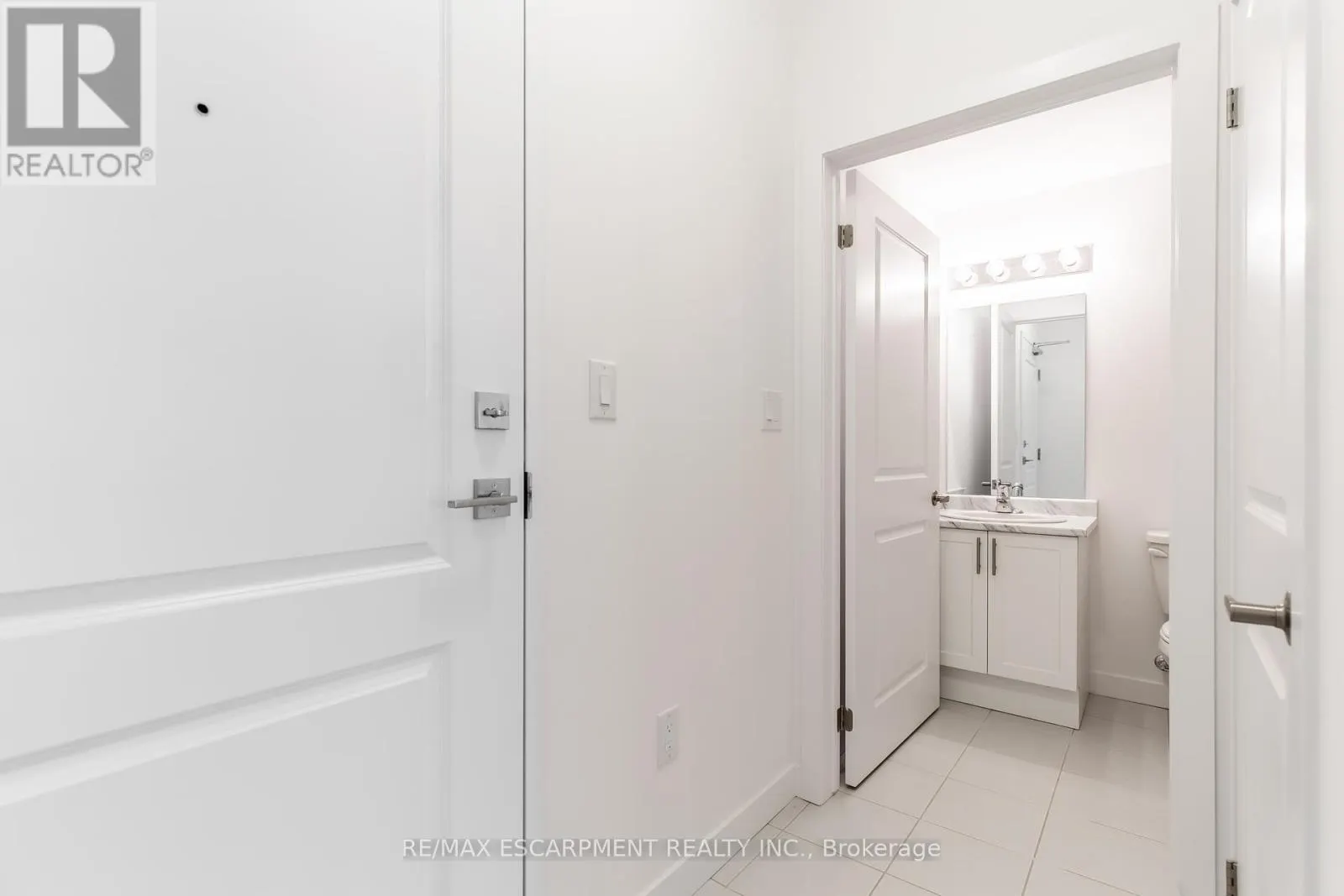 318 - 450 DUNDAS STREET