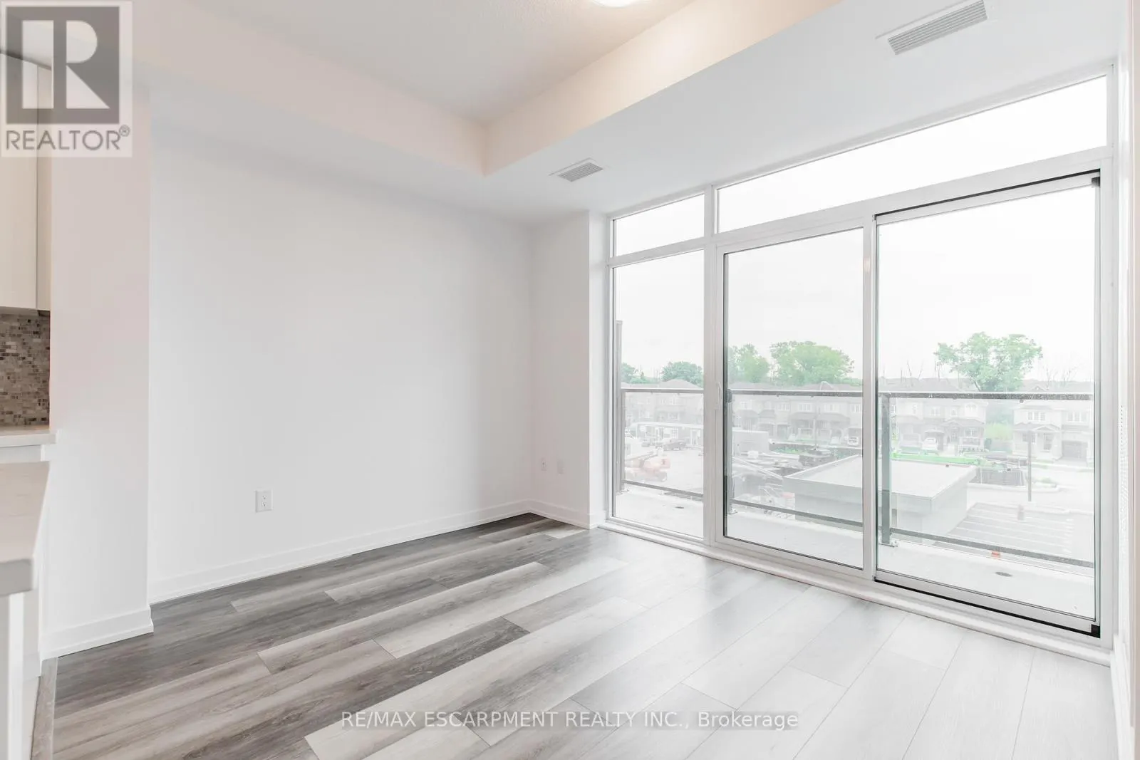 318 - 450 DUNDAS STREET