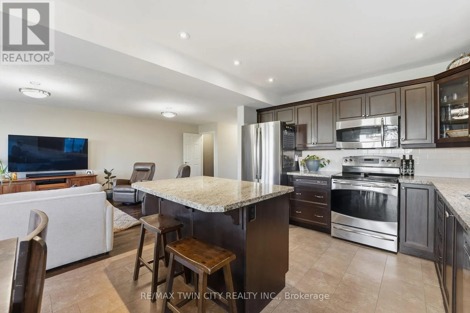 15 YARINGTON DRIVE