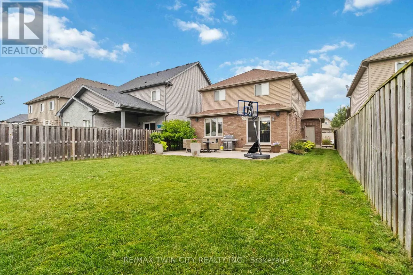 15 YARINGTON DRIVE