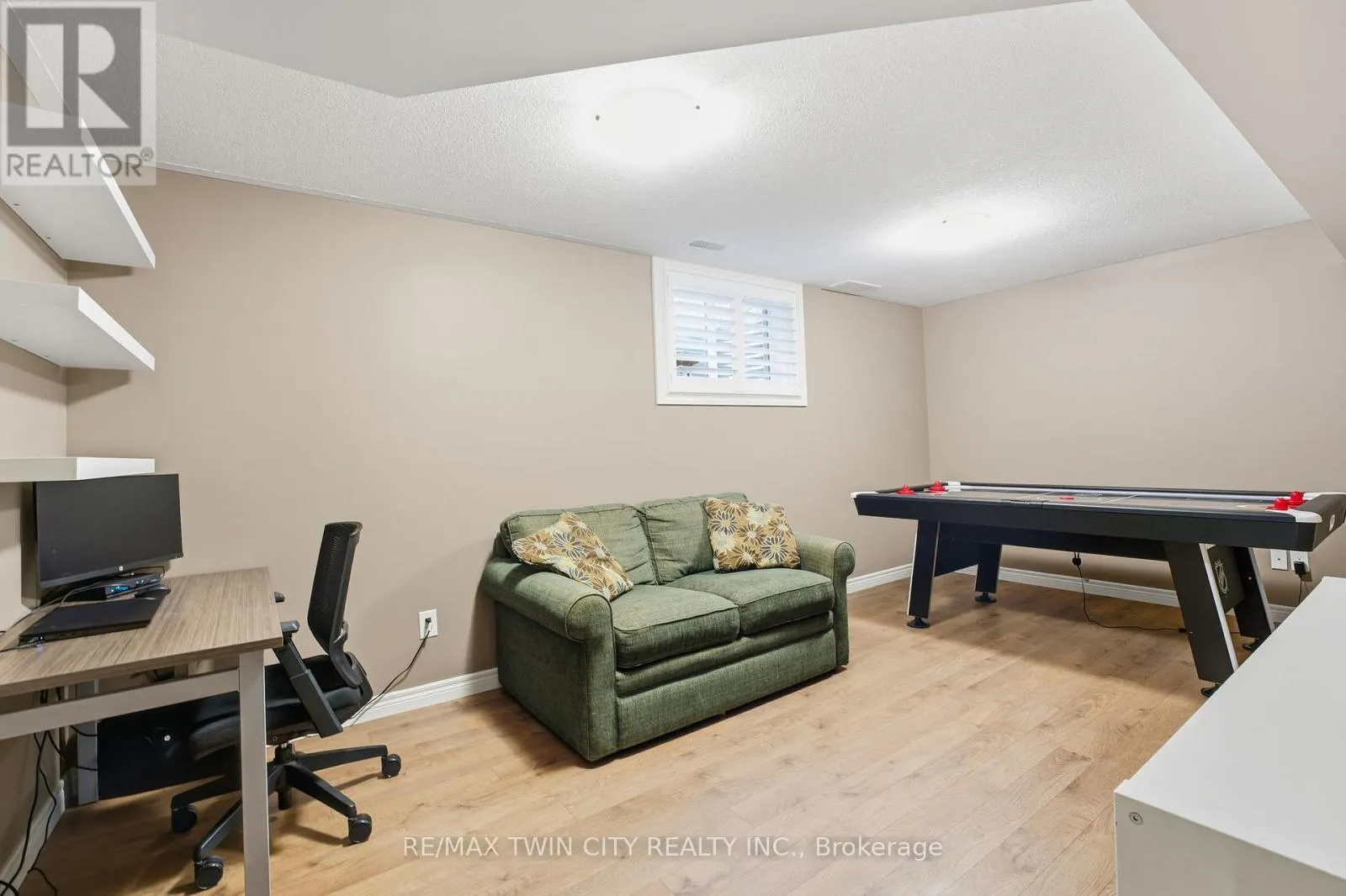 15 YARINGTON DRIVE
