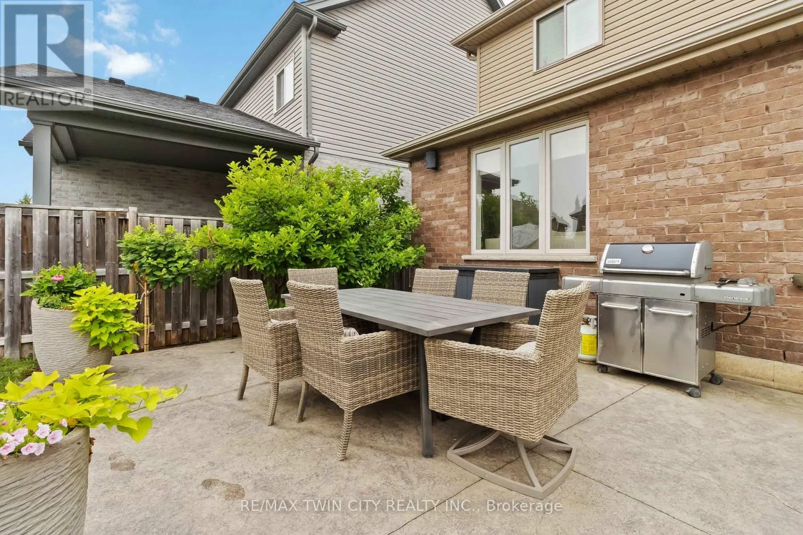 15 YARINGTON DRIVE