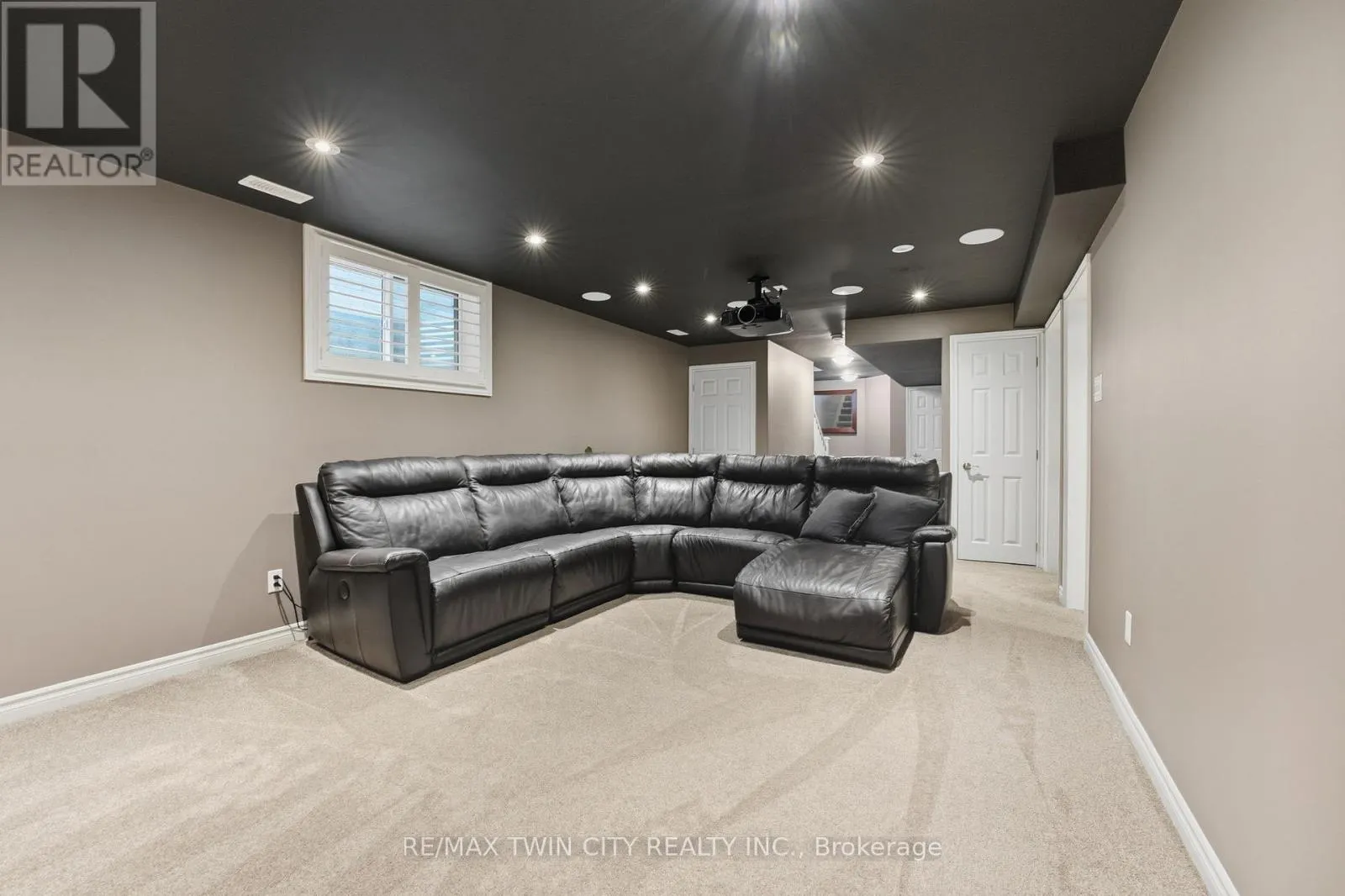 15 YARINGTON DRIVE