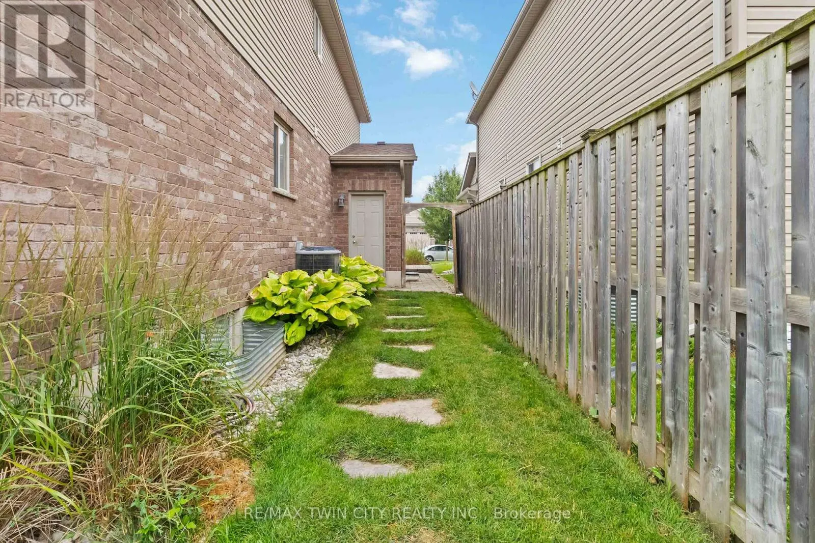 15 YARINGTON DRIVE