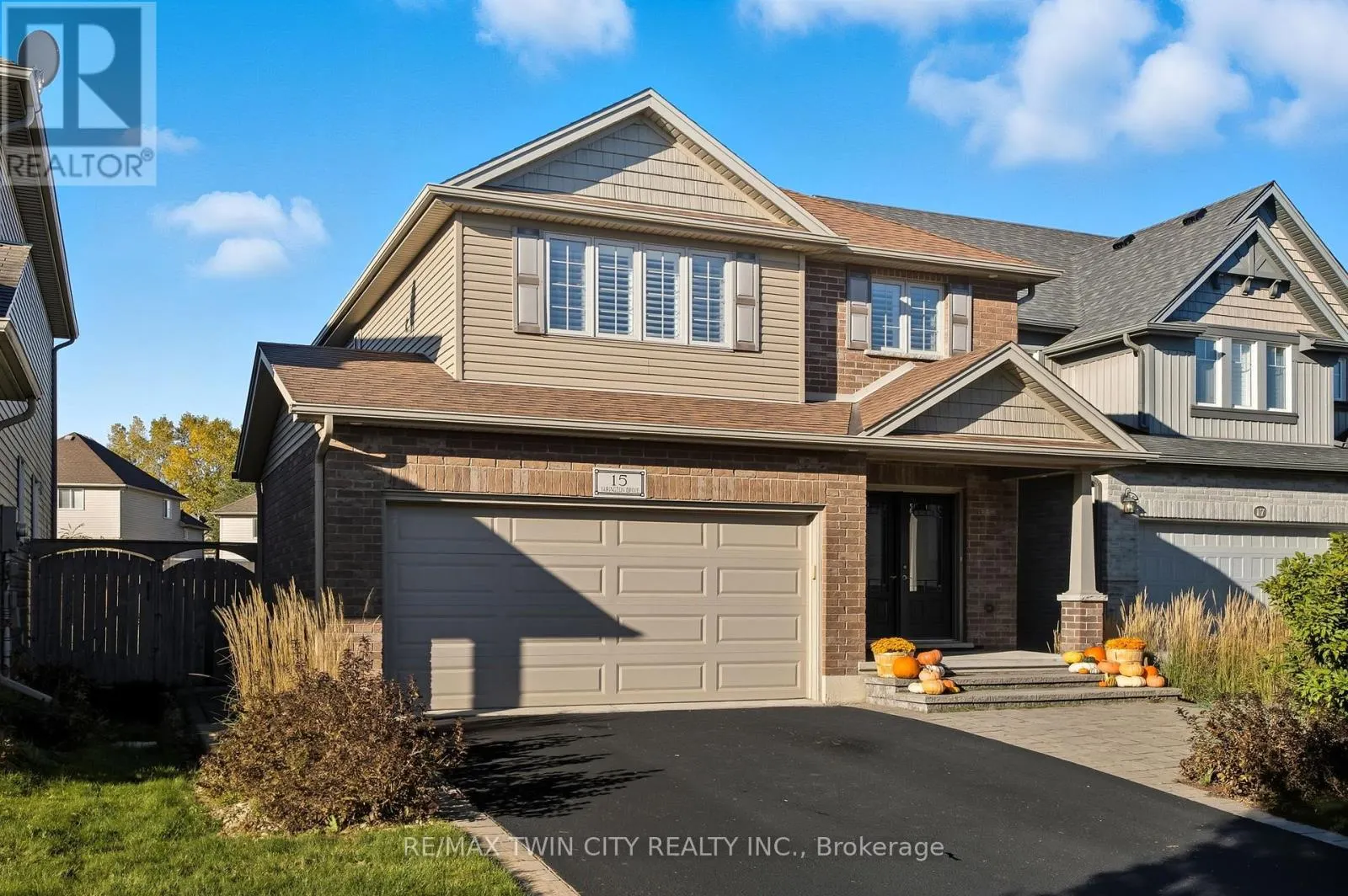 15 YARINGTON DRIVE