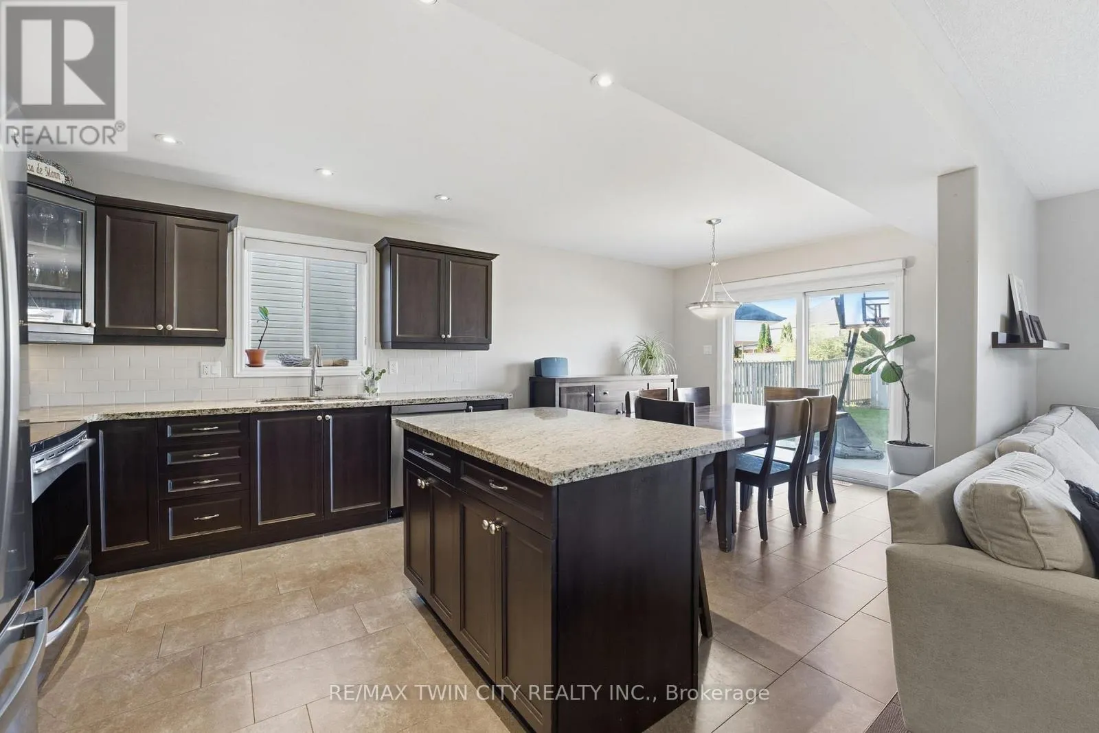 15 YARINGTON DRIVE