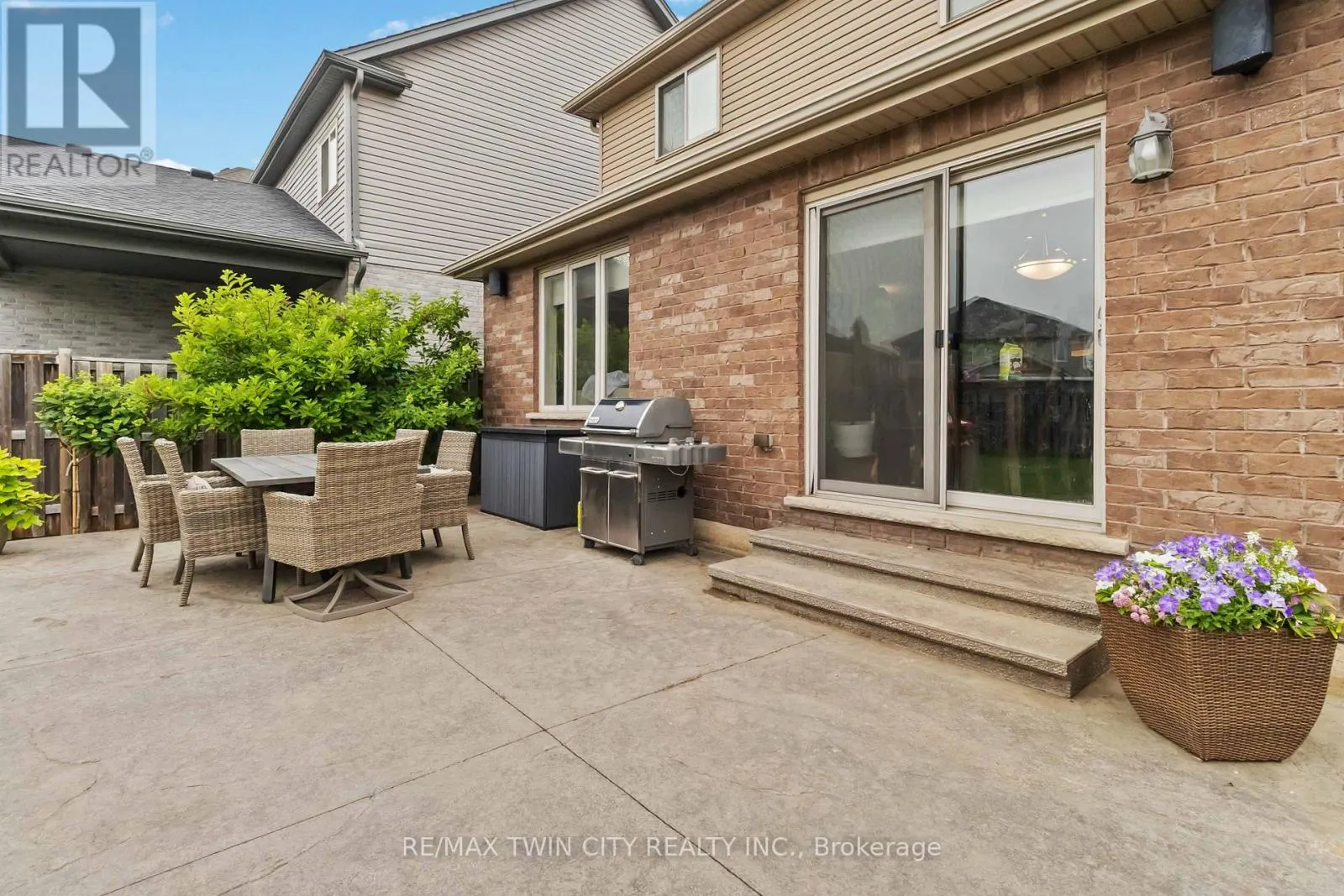 15 YARINGTON DRIVE