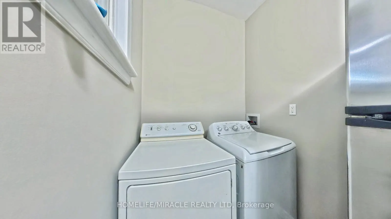 25 SPADINA AVENUE