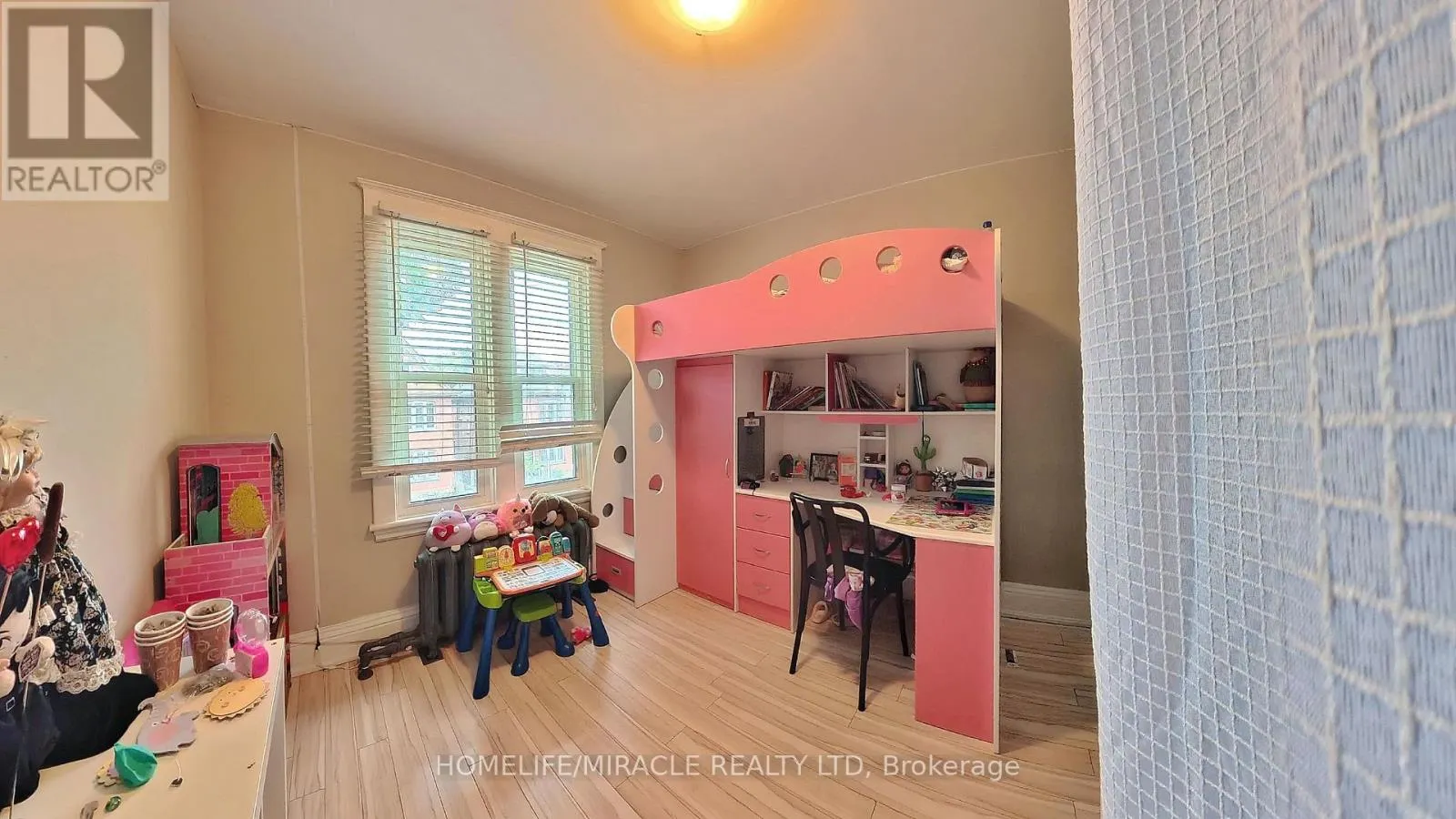 25 SPADINA AVENUE