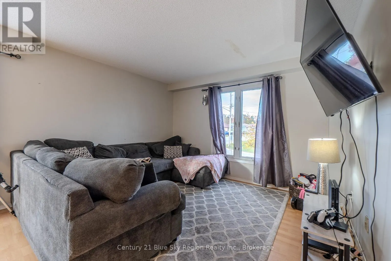 4 SOVEREIGN DRIVE