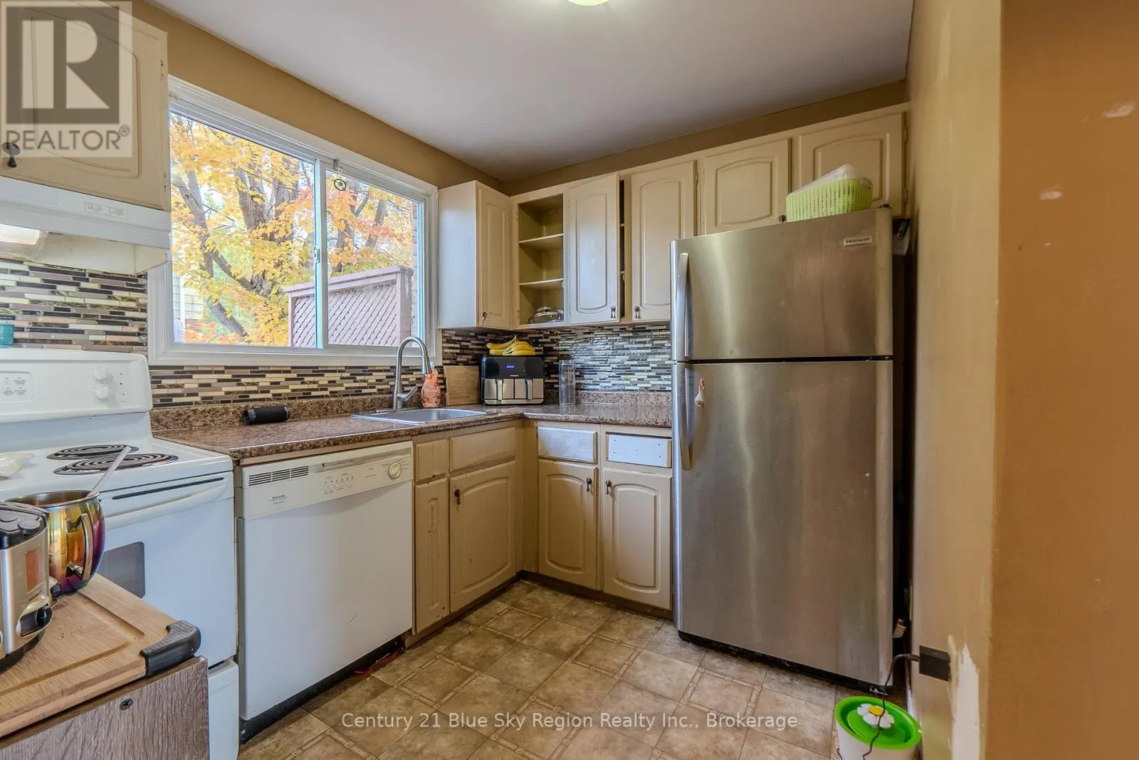 4 SOVEREIGN DRIVE
