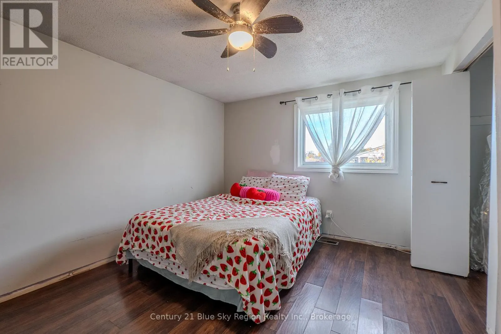 4 SOVEREIGN DRIVE