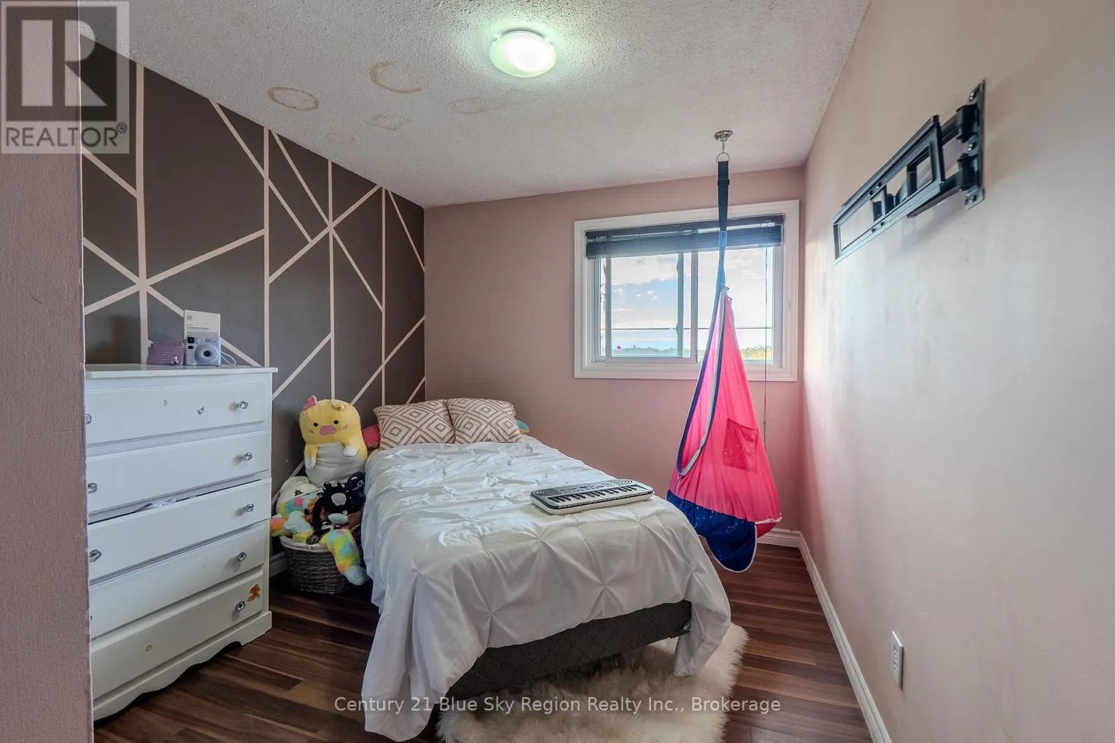4 SOVEREIGN DRIVE