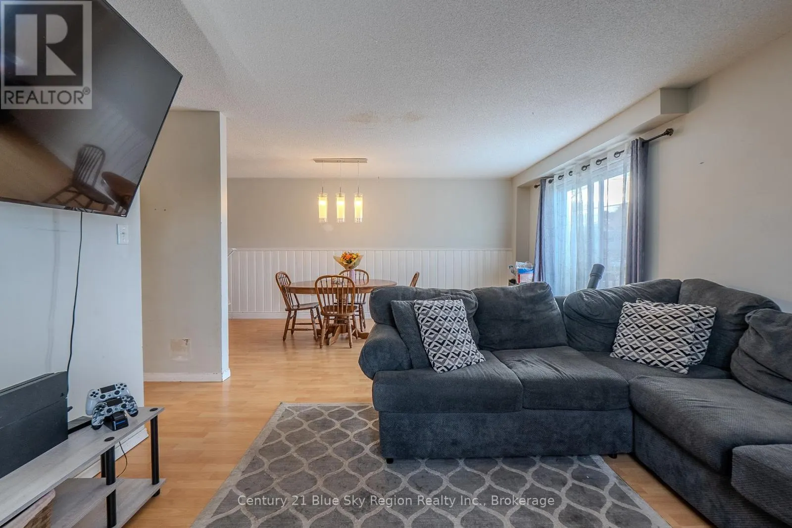 4 SOVEREIGN DRIVE