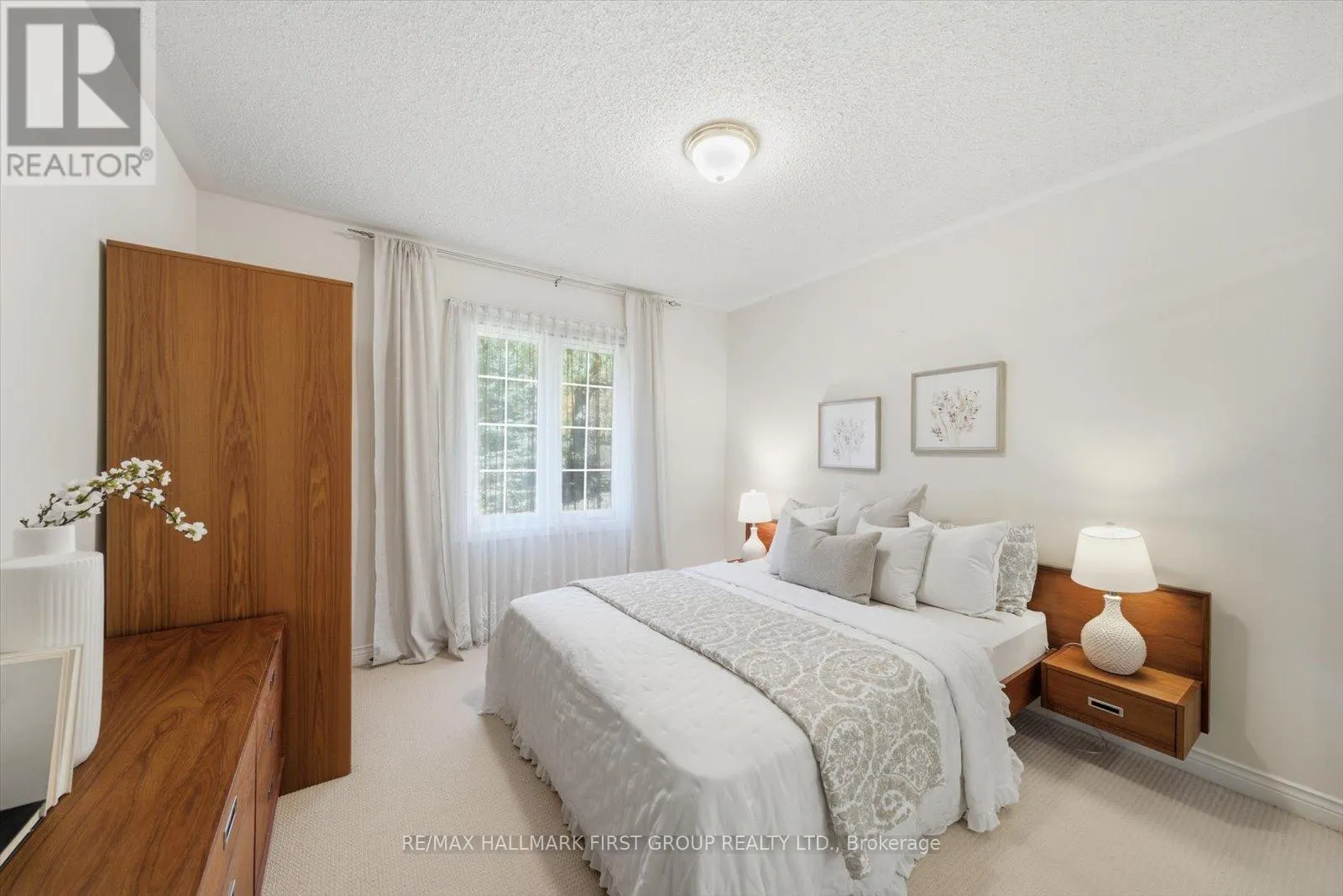 4 SUNRISE COURT