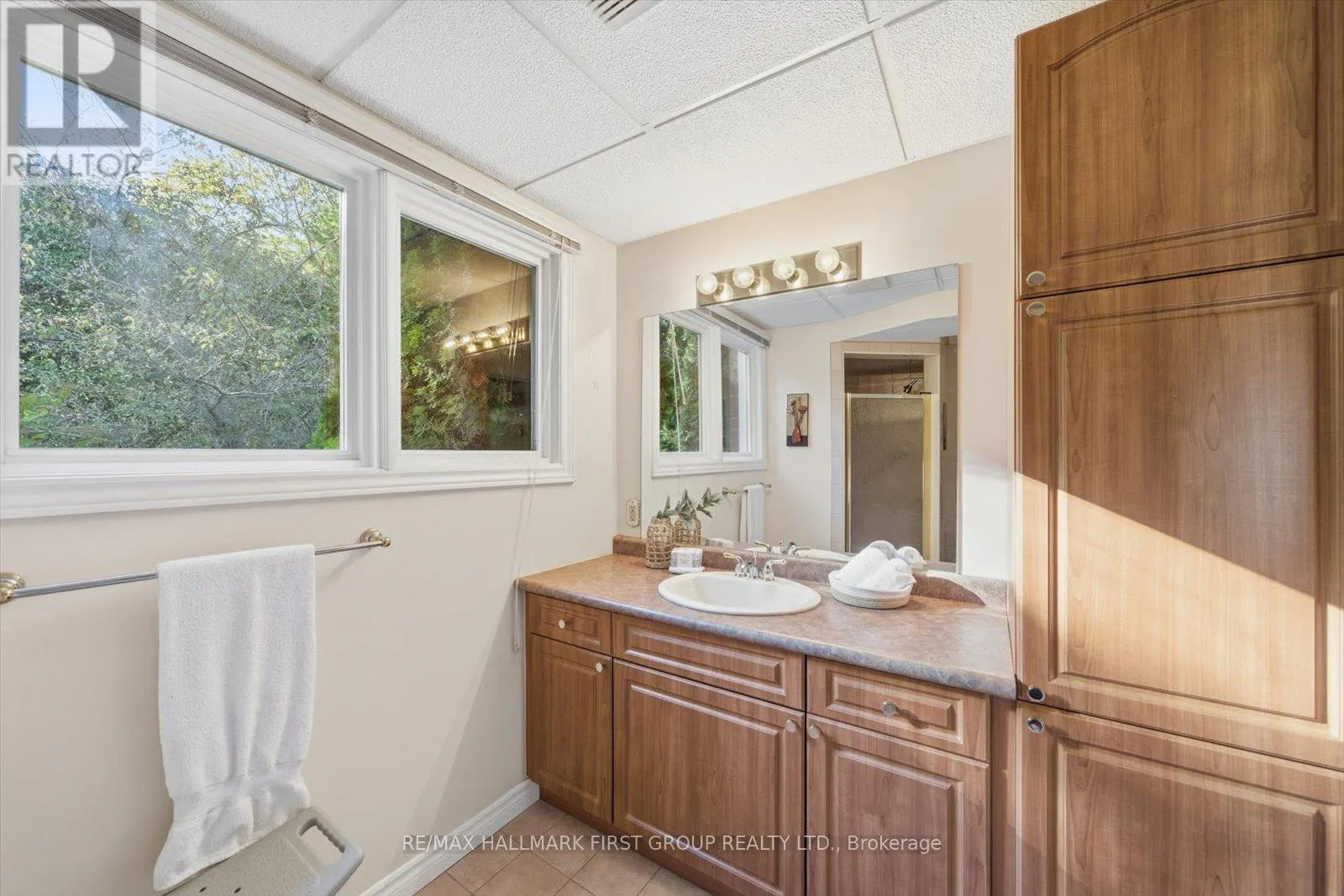 4 SUNRISE COURT