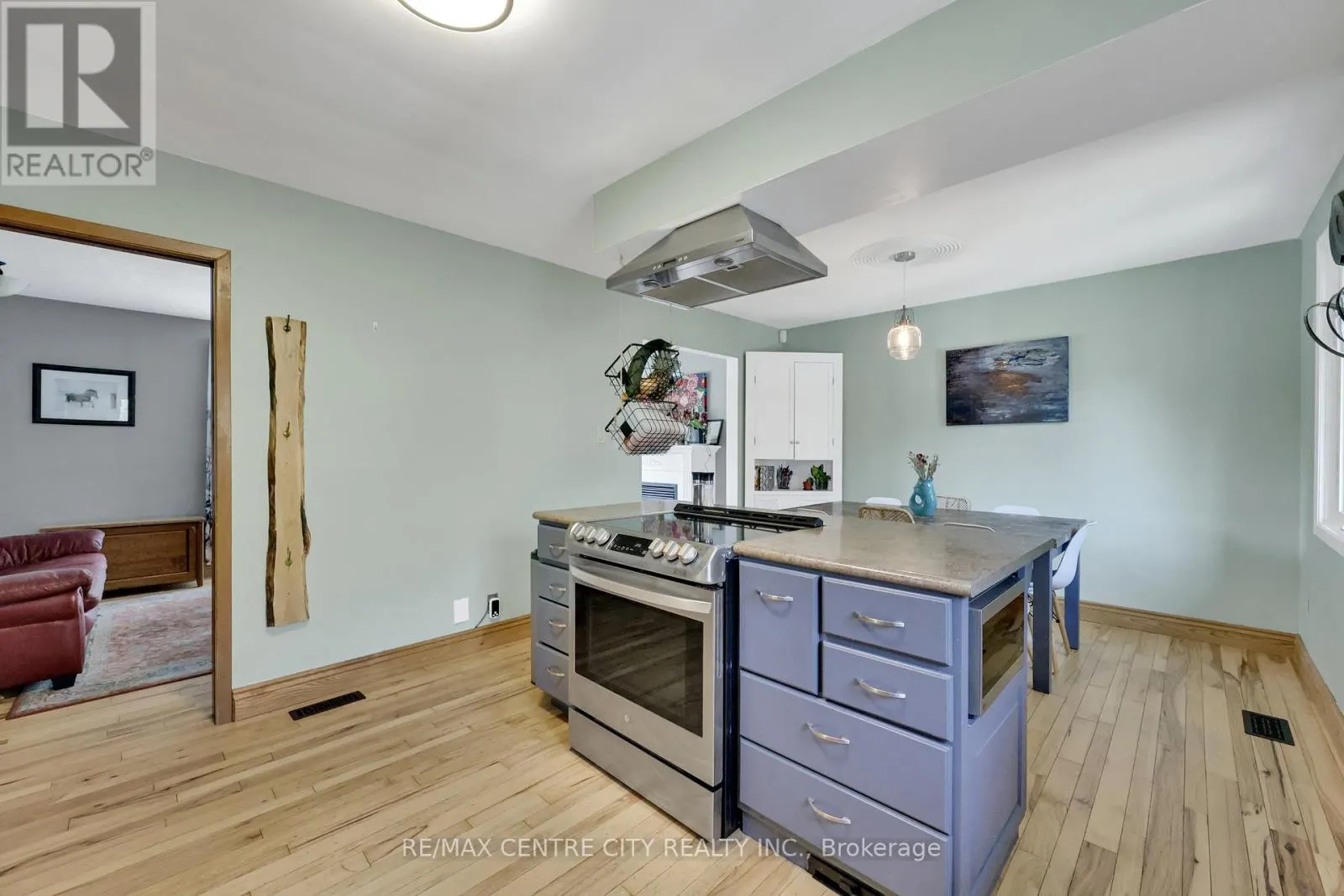 141 ST ANDREW STREET E
