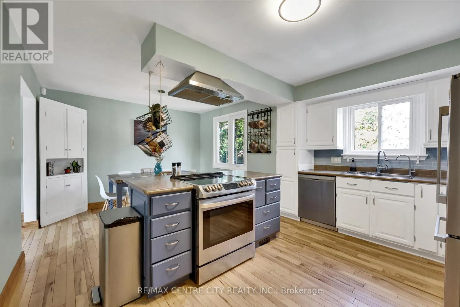 141 ST ANDREW STREET E