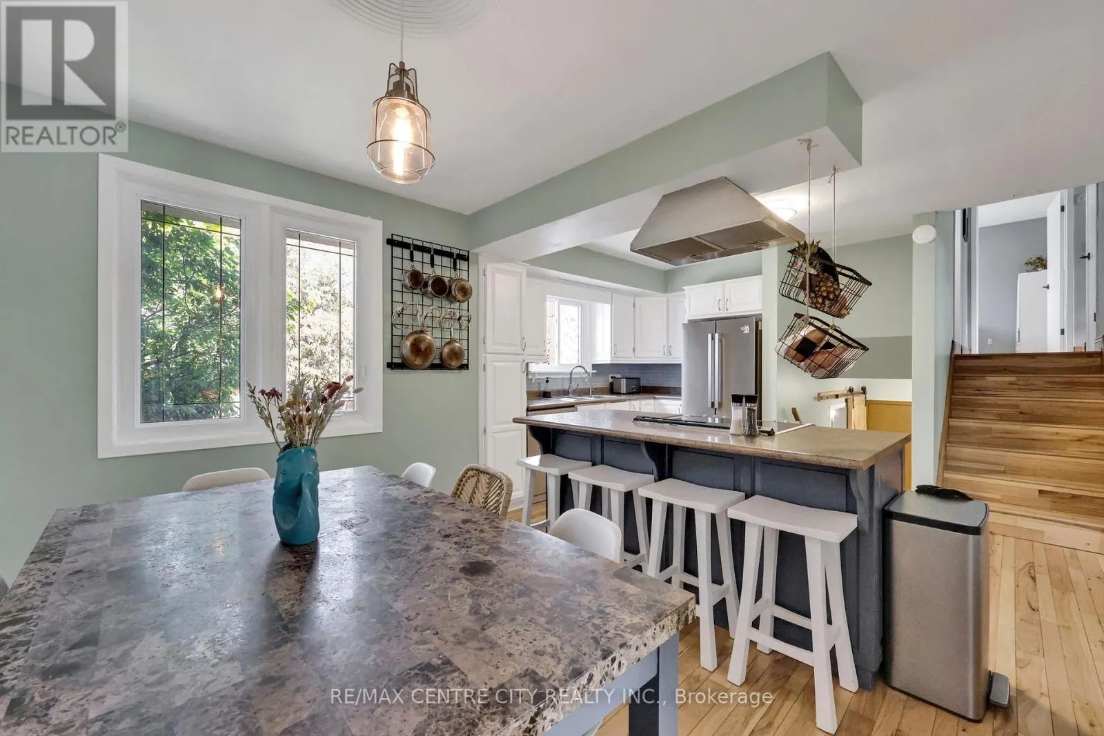 141 ST ANDREW STREET E