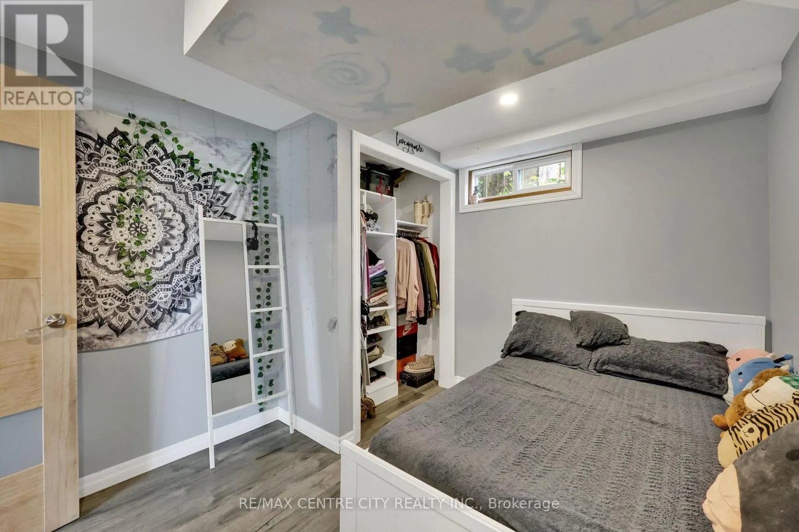 141 ST ANDREW STREET E