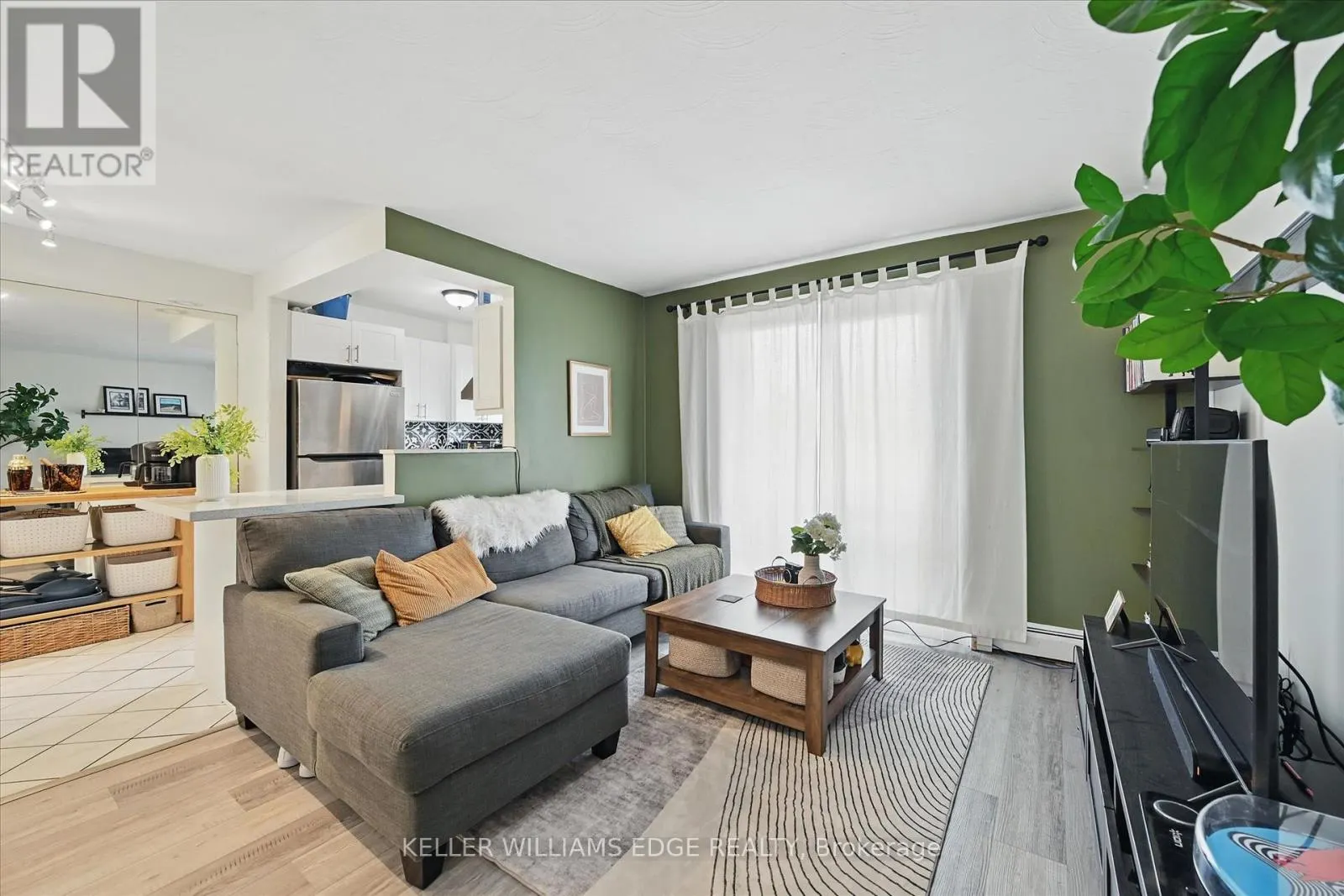 43 - 2373 KING STREET E