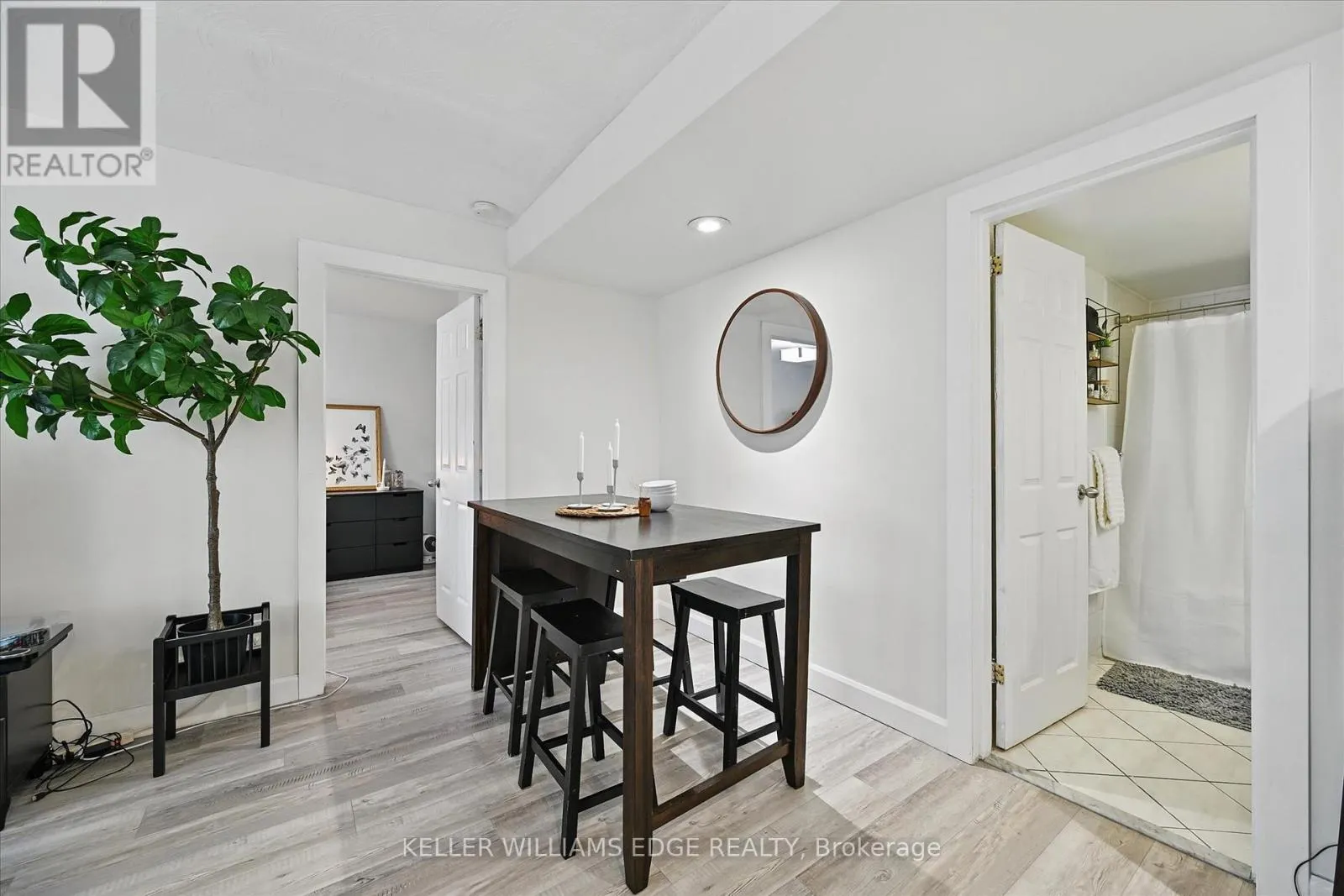 43 - 2373 KING STREET E