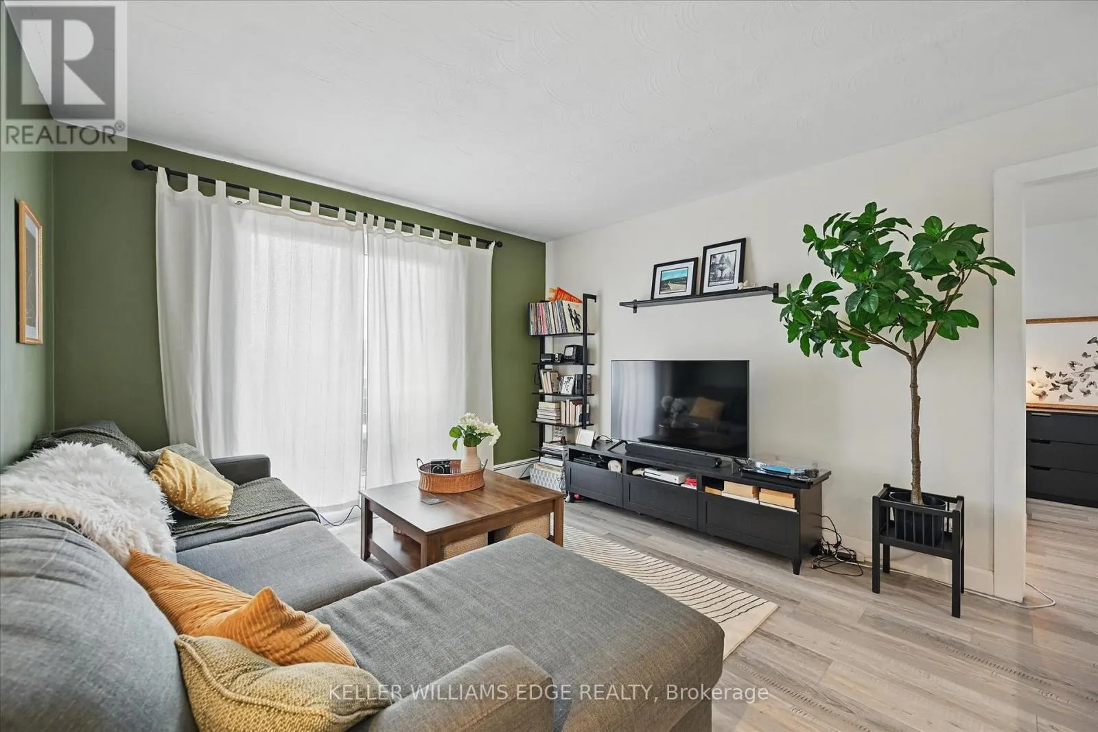 43 - 2373 KING STREET E