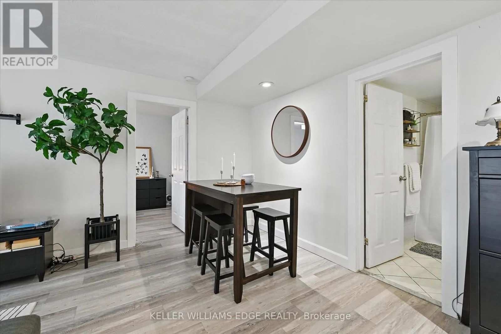 43 - 2373 KING STREET E
