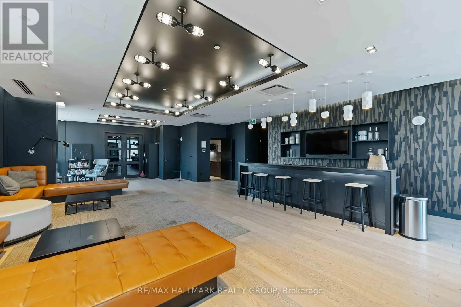 1209 - 255 BAY STREET