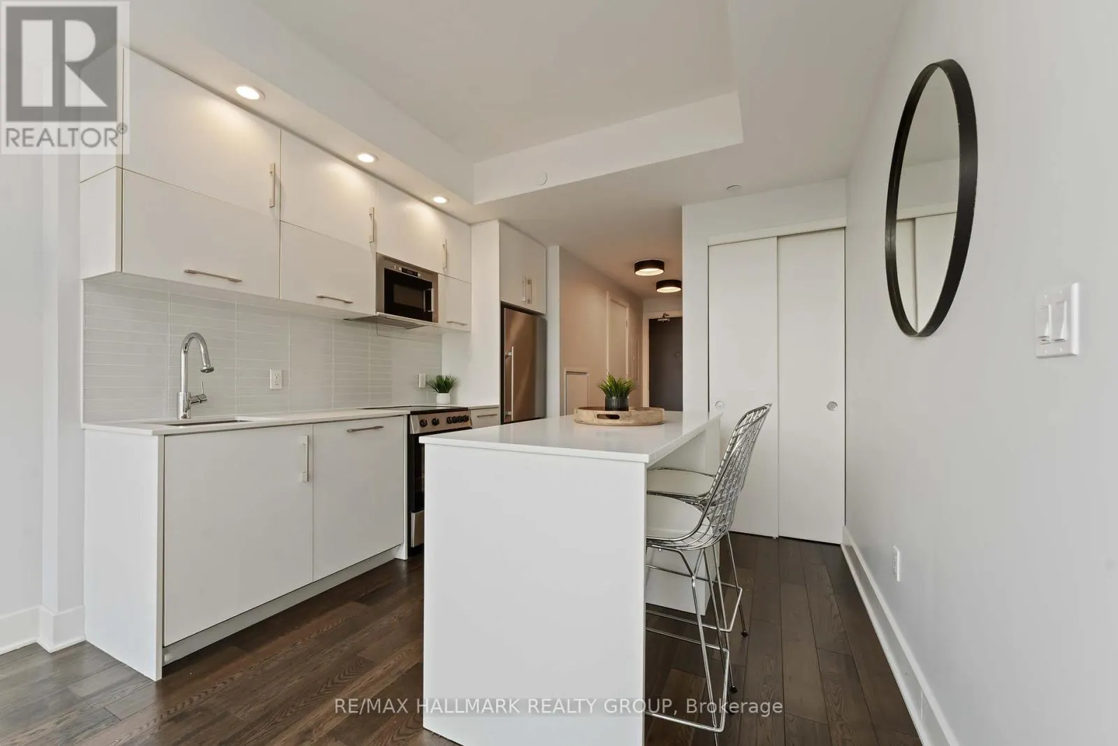 1209 - 255 BAY STREET