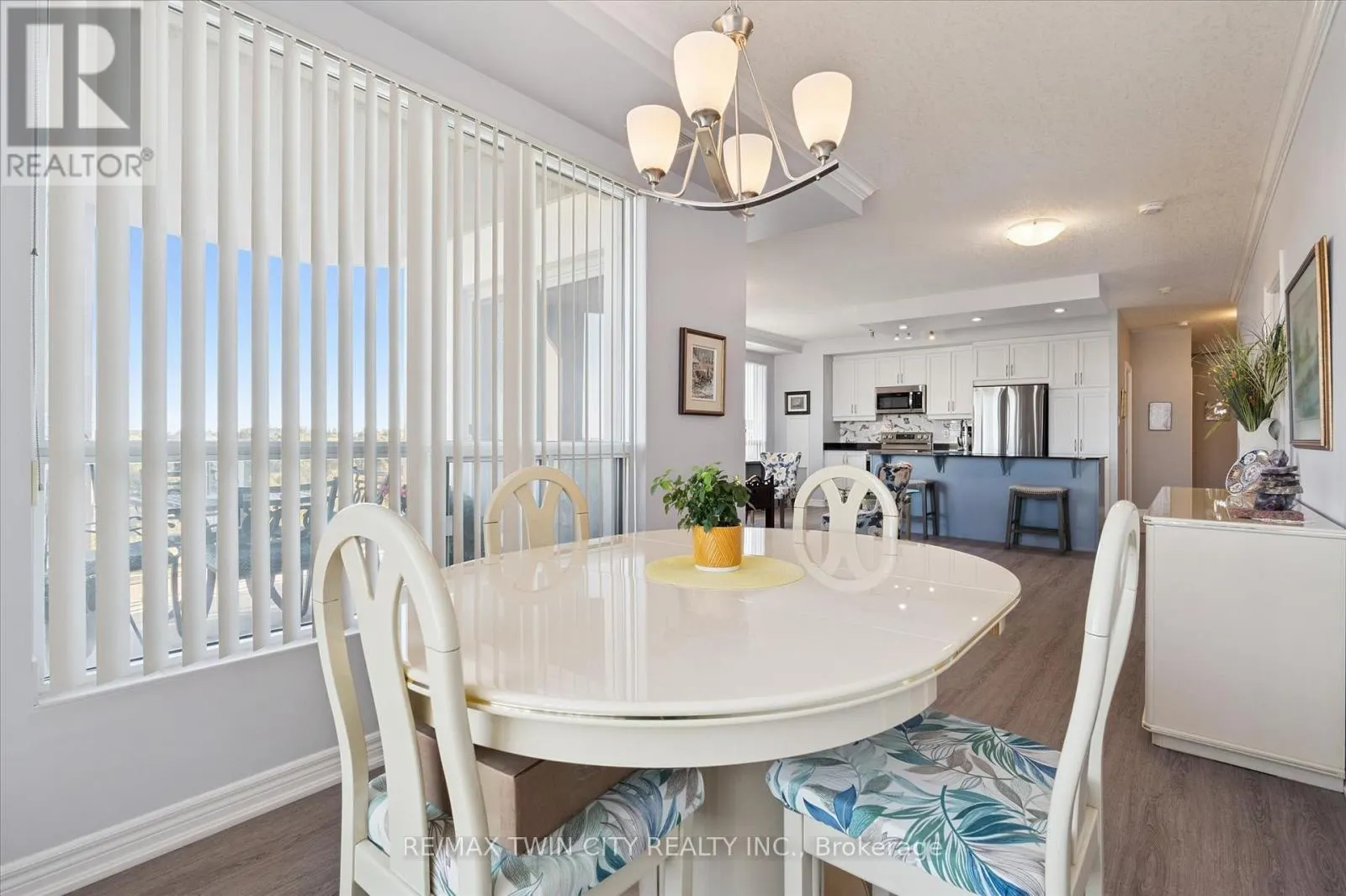 809 - 539 BELMONT AVENUE W