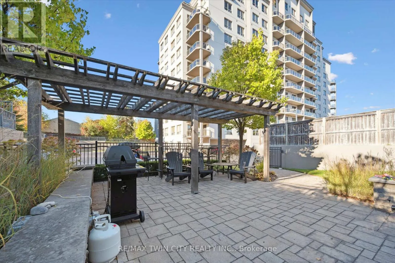 809 - 539 BELMONT AVENUE W