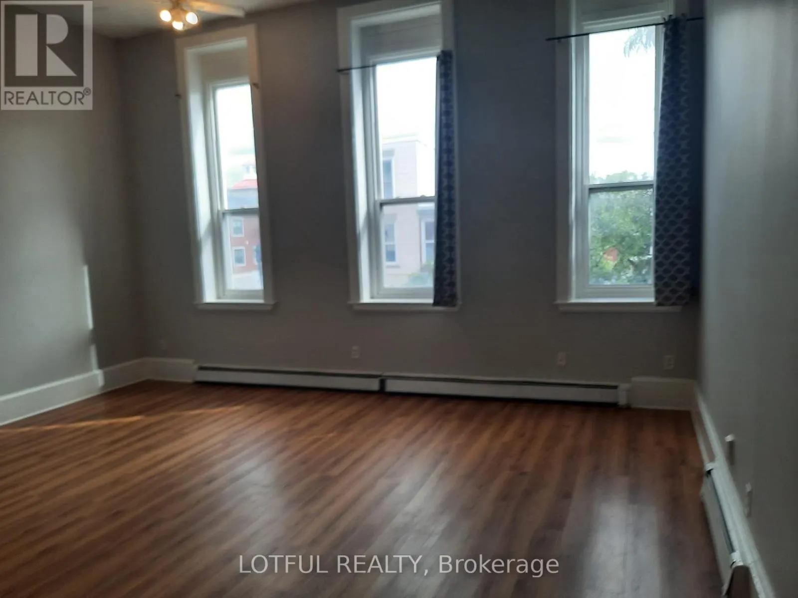 201 - 192 KING STREET W