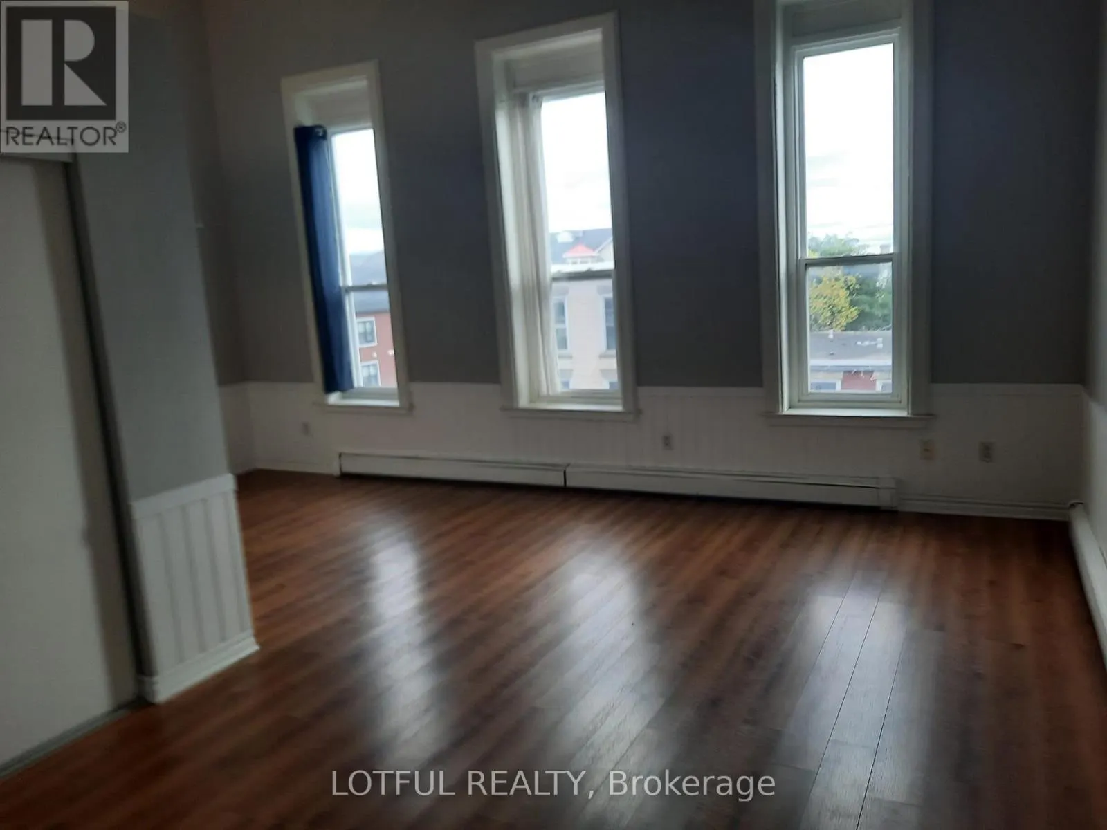 201 - 192 KING STREET W