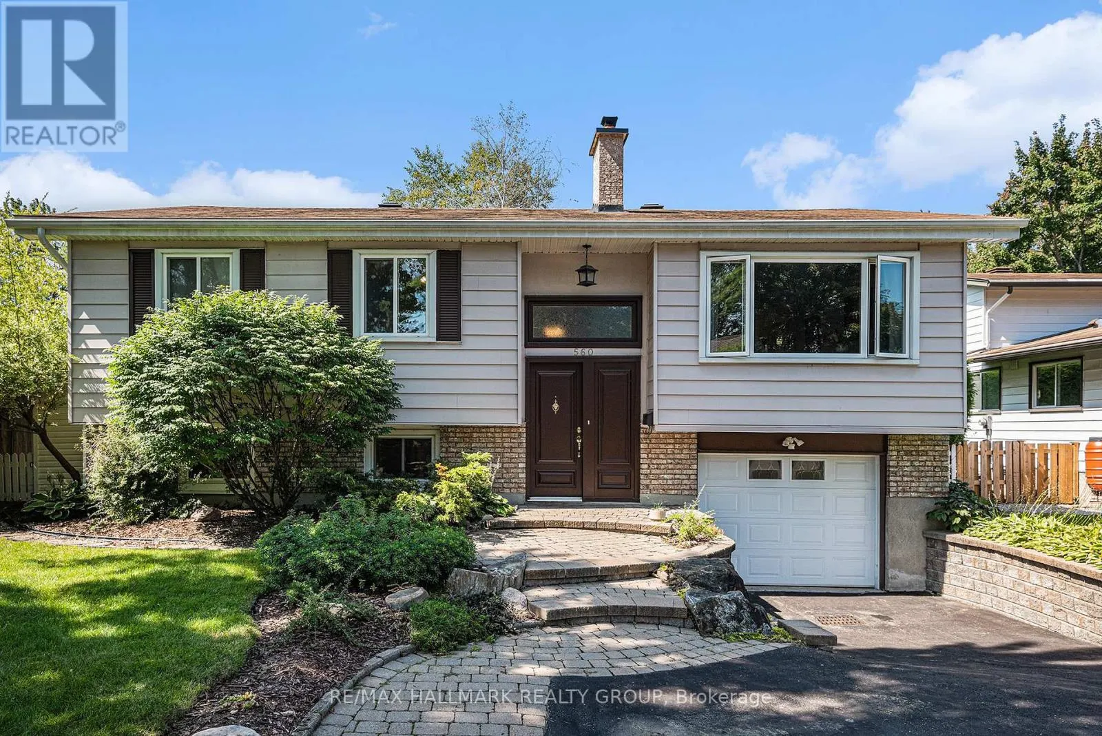 560 BUCHANAN CRESCENT