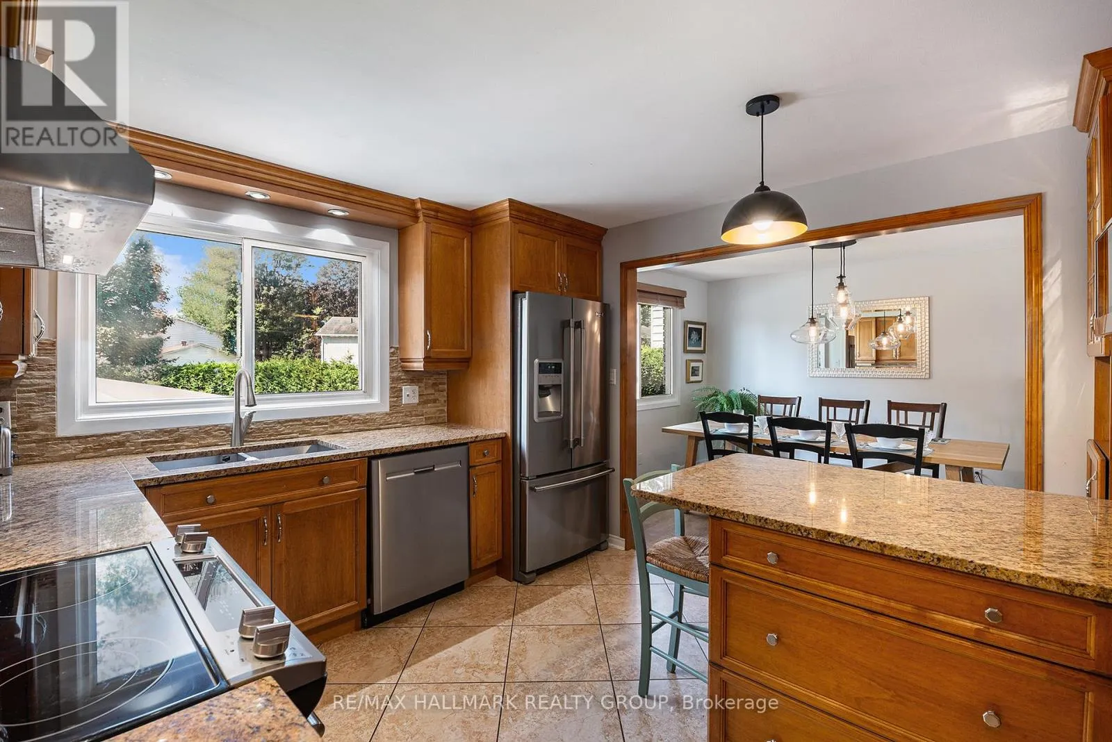 560 BUCHANAN CRESCENT