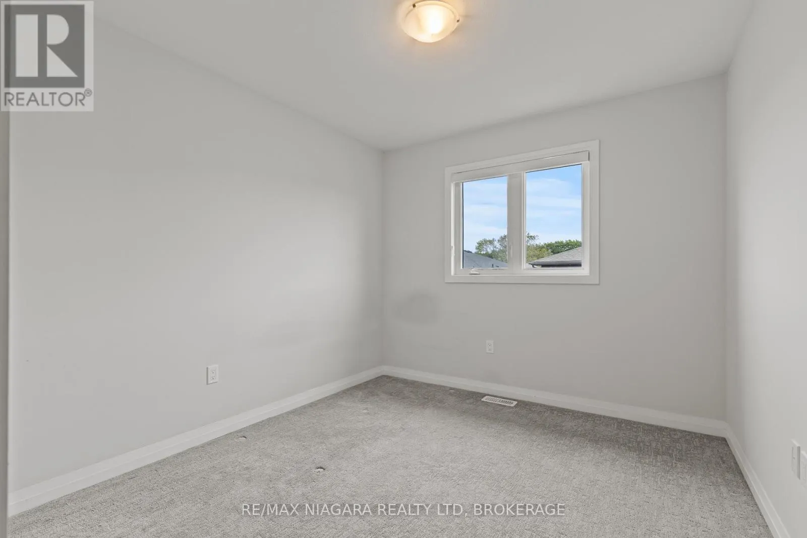 23 - 4552 PORTAGE ROAD, #23