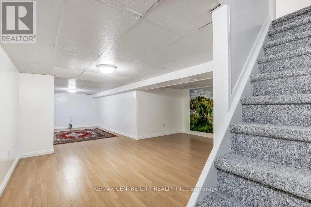 2 ALDERSBROOK CRESCENT