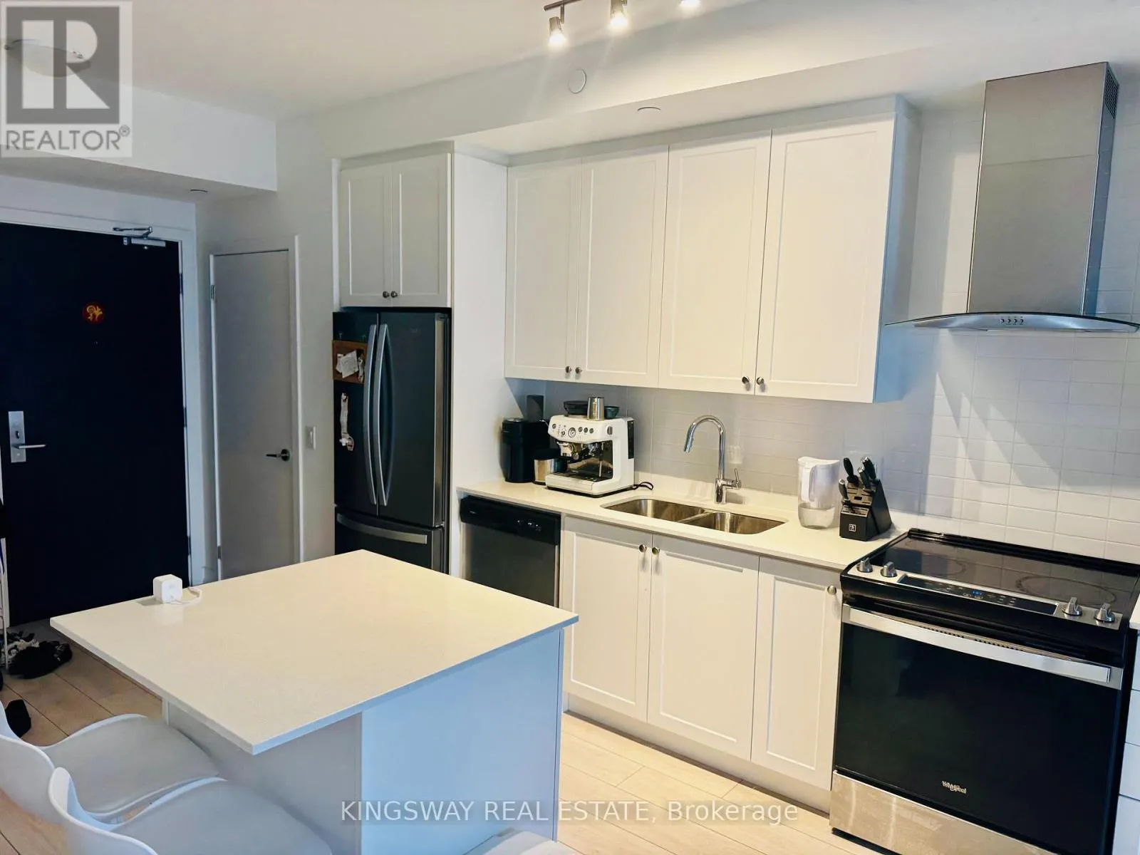 1807 - 55 DUKE STREET W