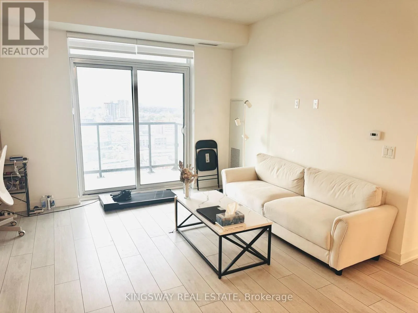 1807 - 55 DUKE STREET W
