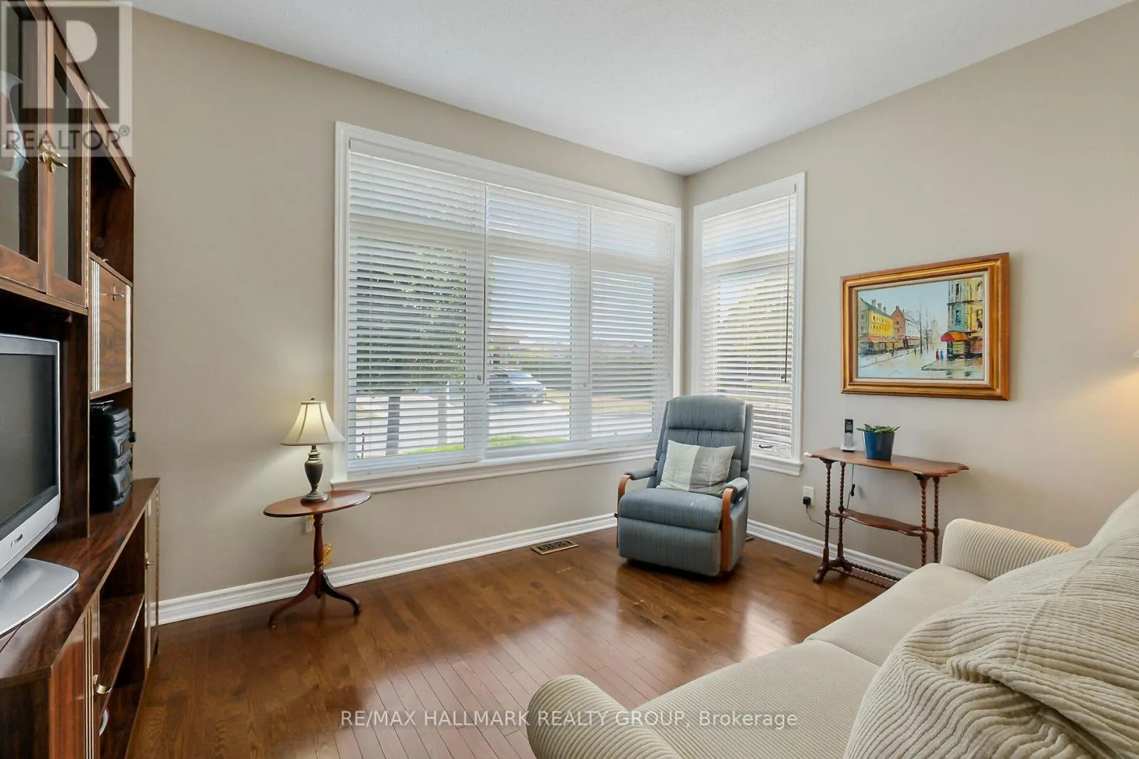 325 FARINCOURT CRESCENT