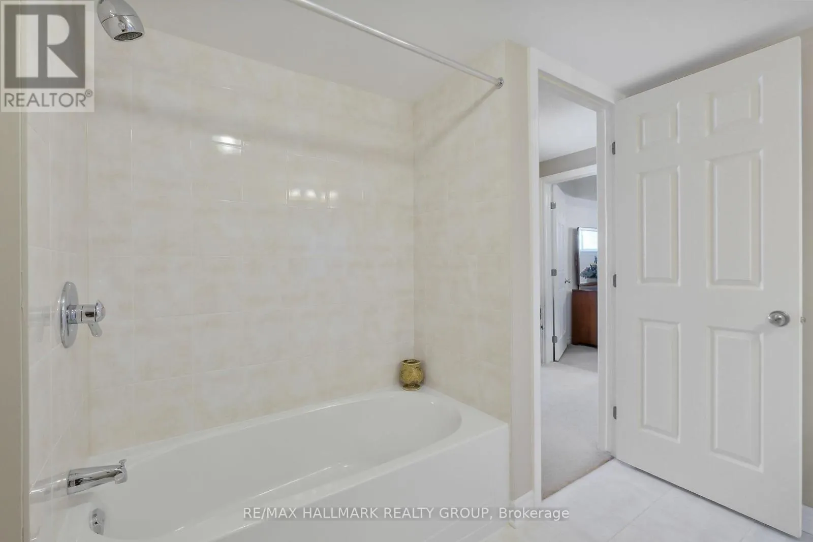 325 FARINCOURT CRESCENT