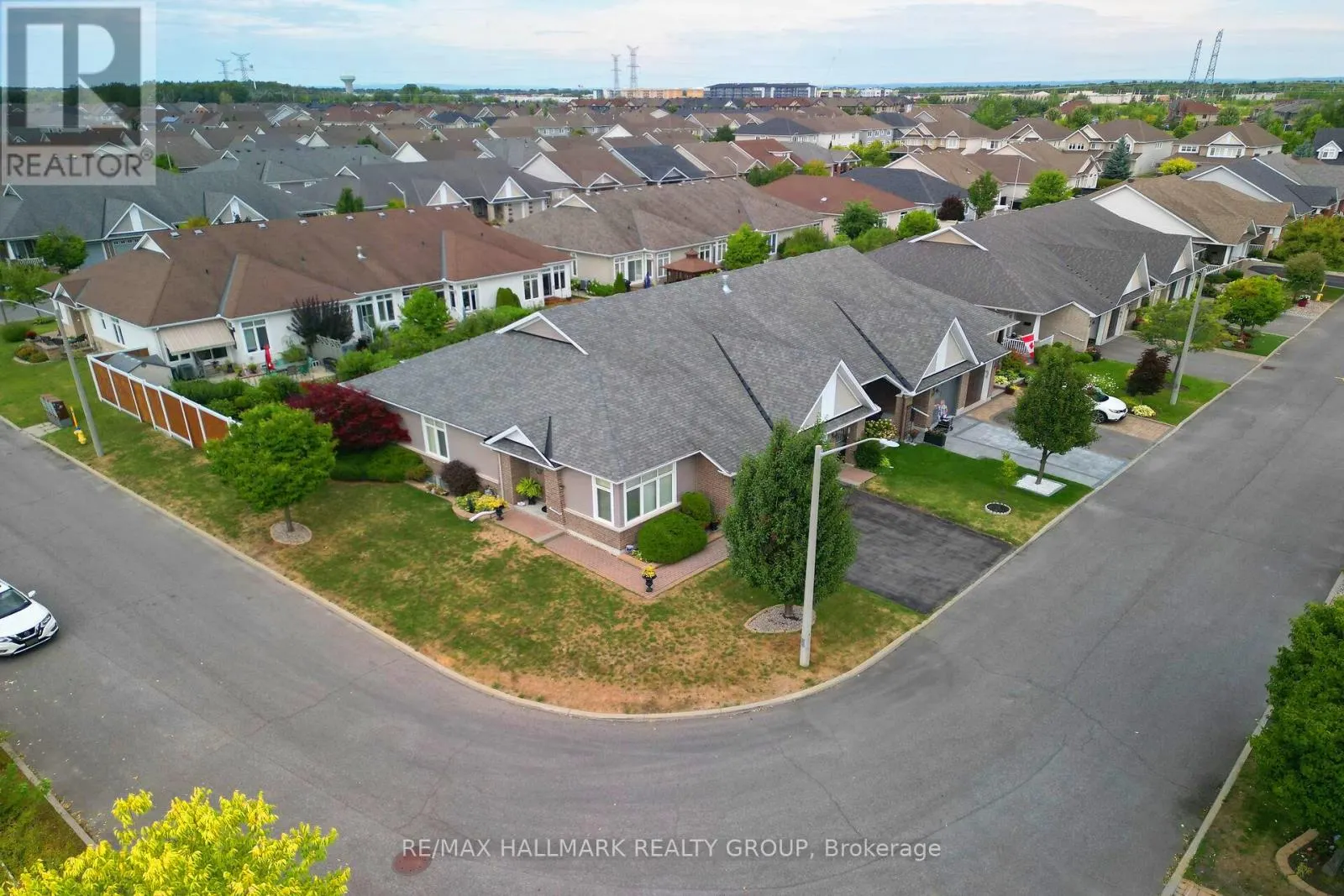325 FARINCOURT CRESCENT