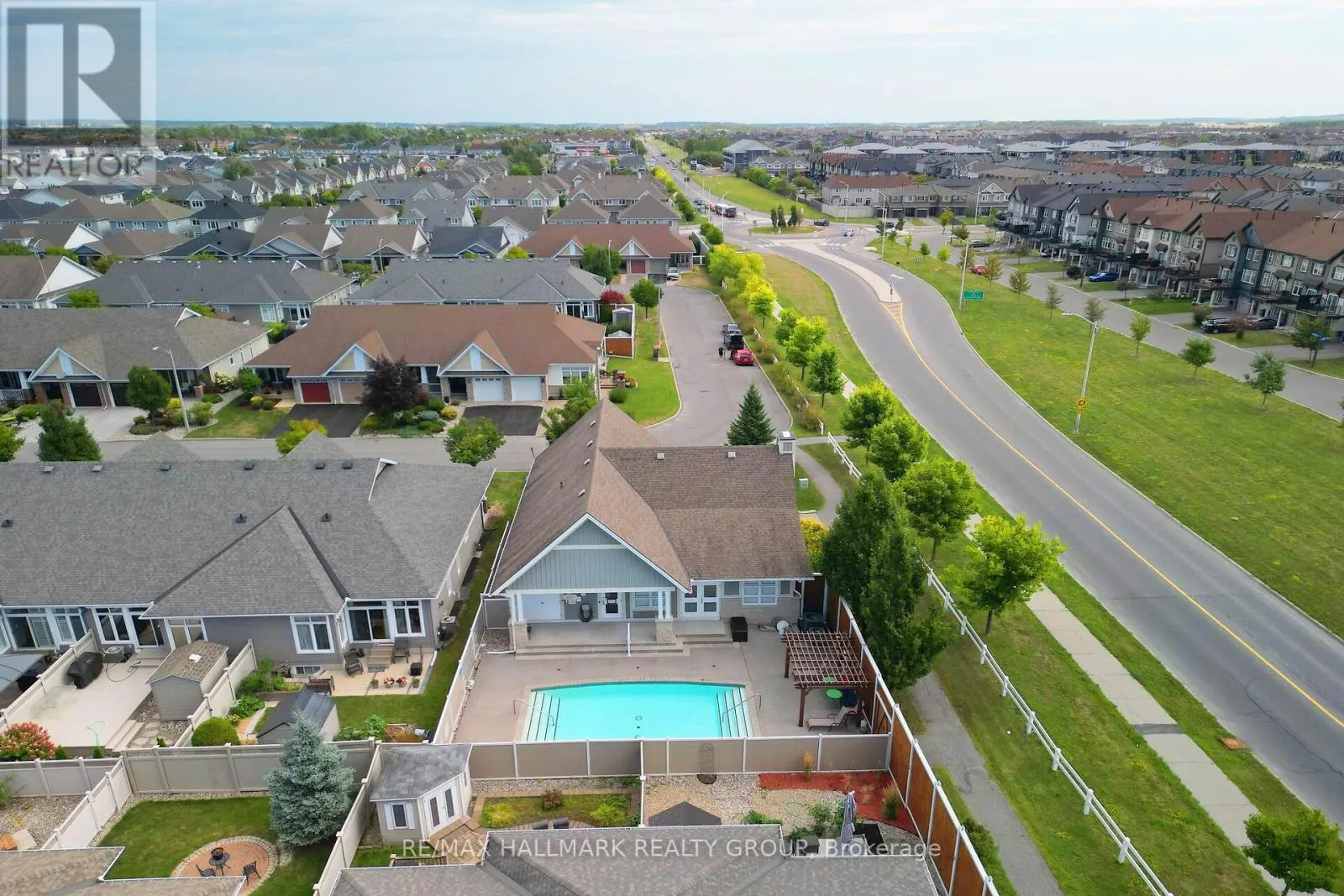 325 FARINCOURT CRESCENT