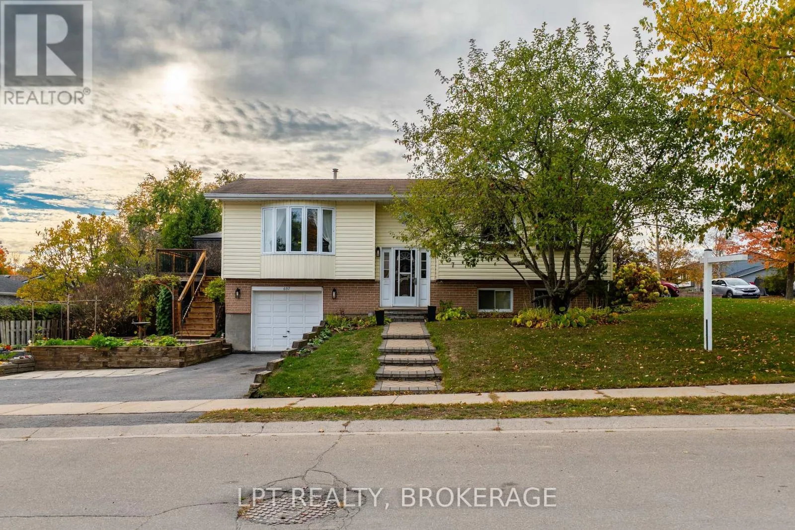 697 MACDONALD DRIVE