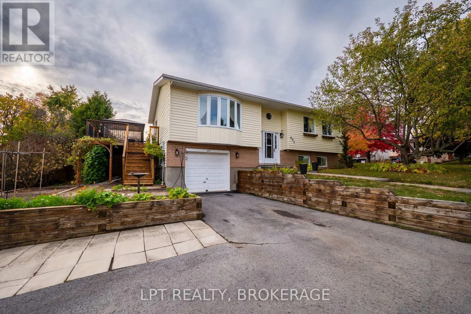 697 MACDONALD DRIVE