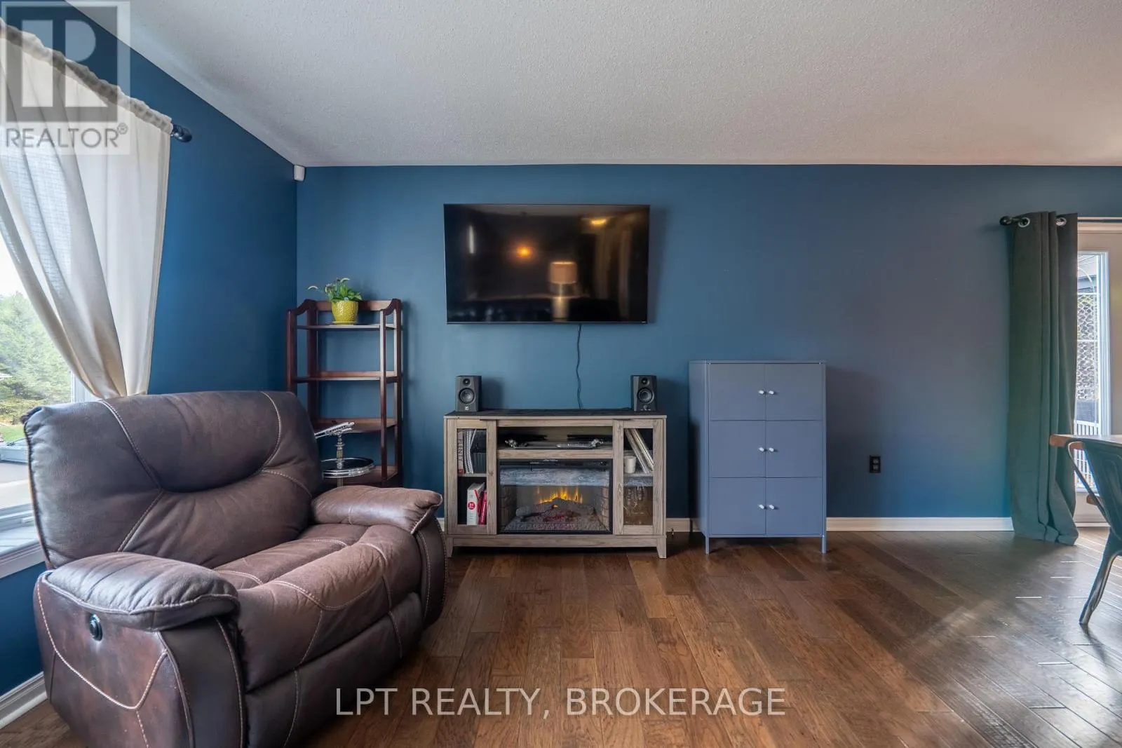 697 MACDONALD DRIVE