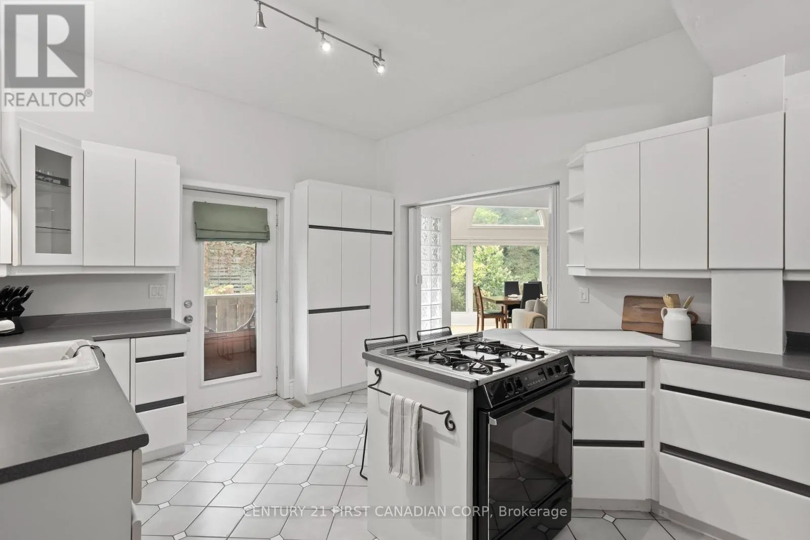 16 WOODWARD AVENUE